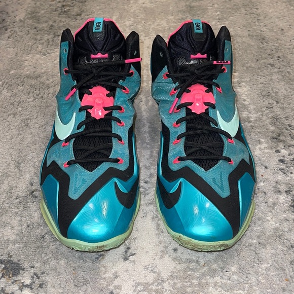 Nike | LeBron James 11 South Beach - Picture 8 of 9